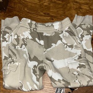 Xersion Boys Size 8 Tan and White Comfortable Joggers cargo pockets no strings